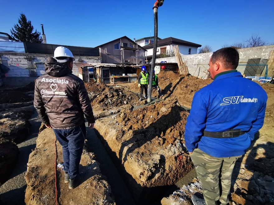 Turnarea betonului în fundația casei familiei Manea