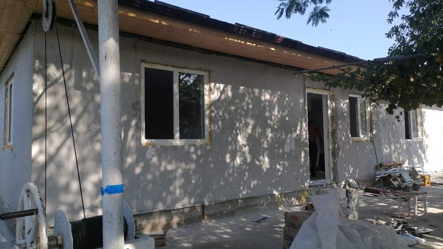 Casa familiei Agape tencuită, cu ferestre montate