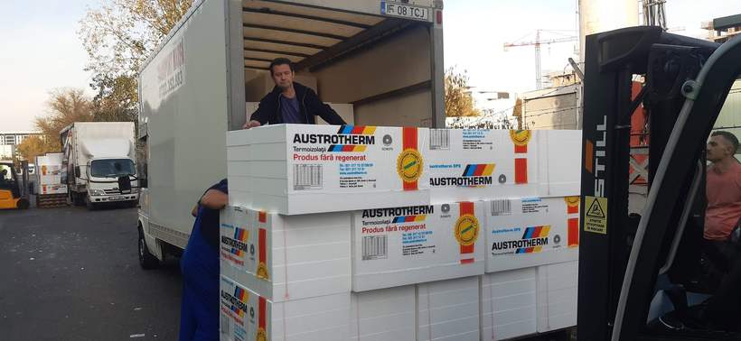 Încărcarea camionului cu polistiren Austrotherm pentru un șantier al asociației